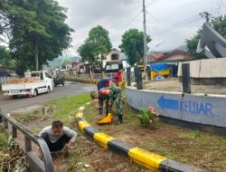 Babinsa dan Warga Jaga Pesona Pantai Prigi di Trenggalek