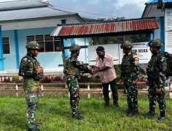 Binter TNI Anak Papua Cerdas Satgas Yonif 521/DY Bagikan Buku Tulis untuk Tingkatkan Minat Belajar Siswa SD di Distrik Kelila