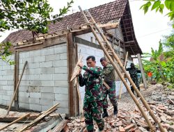 Tangan-Tangan Gotong Royong Bersatu, Babinsa Hadir Wujudkan Rumah Layak Huni untuk Warga
