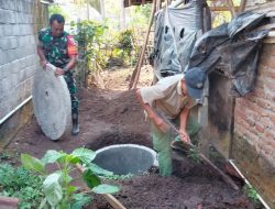 Wujud Kemanunggalan TNI, Babinsa Rejoso Gotong Royong Renovasi MCK Warga Binangun