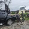 Perkuat Kebersamaan dengan Masyarakat, Satgas Yonif 521/DY Gotong Royong Pembangunan Pagar Pondok Pesantren Al Istiqomah di Walesi
