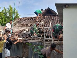 Wujud Kemanunggalan TNI, Babinsa Kademangan Bersama Warga Gotong Royong Rehab Rumah Layak Huni