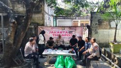 Kapolsek Pondok Gede Bagikan Bantuan Sosial Program Jaga Jakarta On The Spot kepada Warga Kurang Mampu di Jatiwaringin
