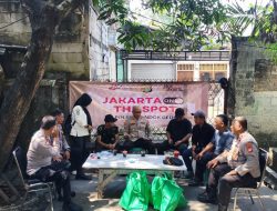 Kapolsek Pondok Gede Bagikan Bantuan Sosial Program Jaga Jakarta On The Spot kepada Warga Kurang Mampu di Jatiwaringin
