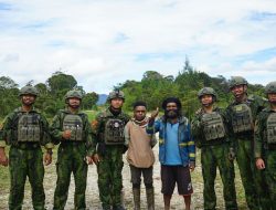 TNI AL Satgas Yonif 2 Marinir dan Kodim 1703/Deiyai Bersinergi Bangun Harapan Warga Melalui Jembatan Garuda