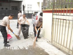 Sambut Hari Bhayangkara ke-80, Polres Metro Jakarta Barat Gelar Bakti Religi Bersih Bersih di Tempat Ibadah Lintas Agama