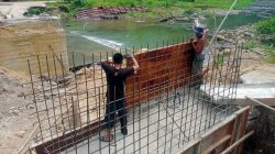 Kodim 0103/Aceh Utara Pacu Rehabilitasi Jembatan Perintis Desa Saweuk, Kini Masuki Tahap Pengecoran Angkurw