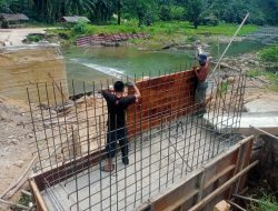 Kodim 0103/Aceh Utara Pacu Rehabilitasi Jembatan Perintis Desa Saweuk, Kini Masuki Tahap Pengecoran Angkurw
