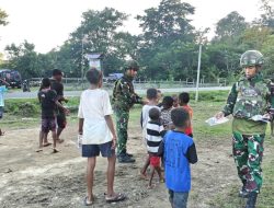 Papua Cerdas dan Sehat, Satgas Yonif 521/DY Berikan Bantuan Sarana Olahraga dan Buku Tulis bagi Pemuda serta Anak-Anak Kampung Muaranawa