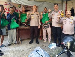 Empati Terhadap Sesama “Jaga Bekasi On The Spot” Kapolsek Pondok Gede Bagikan Paket Sembako di Jatibening Baru