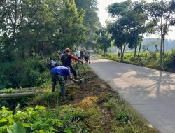 Wujud Kemanunggalan TNI, Babinsa Ngoran Pelopori Gotong Royong Bersihkan Jalan Desa
