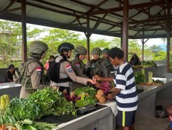 Di Balik Ramainya Pasar Keyabi Nduga, Senyum Mama Papua dan Polwan Damai Cartenz Rajut Rasa Aman dan Nyaman