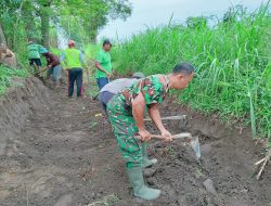 Babinsa Karang Gondang Bersama Warga Gotong Royong Bersihkan Jalan Akses Lahan Pertanian