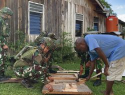 Asah, Asih, Asuh di Tanah Papua, Satgas Yonif 521/DY Perbaiki Pintu yang Rusak dan Berikan Bantuan Kitab Suci kepada Tokoh Agama di Kobakma