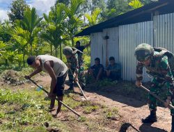 Kebersamaan di Tanah Papua, Satgas Yonif 521/DY Gotong Royong Bersihkan Lingkungan Rumah Warga di Distrik Elelim