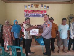 Jajaran Polres Mesuji Laksanakan “Jumat Curhat” dan Salurkan Bantuan Sembako bagi Warga Kurang Mampu di Desa Margo Makmur