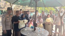Sambut HUT Bhayangkara Ke-80, Polsek Jatisampurna Bersama Ditbinmas Polda Metro Jaya Salurkan Bantuan Sembako kepada Warga
