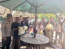 Sambut HUT Bhayangkara Ke-80, Polsek Jatisampurna Bersama Ditbinmas Polda Metro Jaya Salurkan Bantuan Sembako kepada Warga
