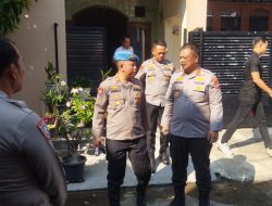 Kapolres Metro Bekasi Kota Laksanakan Anjangsana dan Berikan Bantuan kepada Anggota yang Sakit