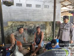 Patroli Humanis Polsek Air Besar, Warga yang Sedang Servis Motor Diberi Imbauan Kamtibmas