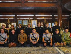 Usai Soekarno dan Gus Dur, Kapolri Ziarah-Tabur Bunga ke Makam Soeharto