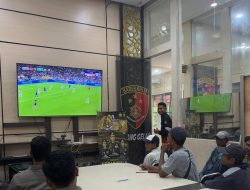 Waka Polres Mesuji Pimpin Nobar Piala Dunia Jepang vs Tunisia Bersama Masyarakat di Aula Sat Reskrim