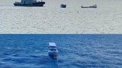 Mesin Rusak Ditengah Laut, Kapal Kayu Nelayan Diselamatkan Kapal TNI AL