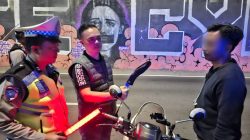 Razia Minggu Dini Hari di Palmerah, Polisi Amankan Seorang Pria Membawa Pisau Badik