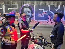 Razia Minggu Dini Hari di Palmerah, Polisi Amankan Seorang Pria Membawa Pisau Badik