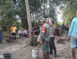 Semangat Kebersamaan Gotong Royong, Babinsa dan Warga Pengecoran Jembatan Jalur Desa