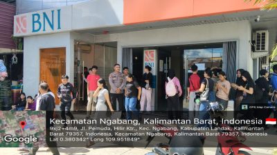 Humanis! Di Sela Warga Berbondong Menabung, Polisi Hadir Menyapa dan Beri Rasa Aman
