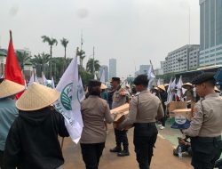 Polisi Bagikan Snack dan Minuman ke Massa Aksi KNARA di DPR