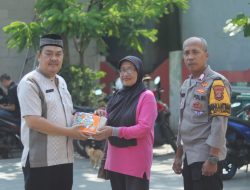 Jaga Bekasi On The Spot: Polsek Gede Dampingi Penyaluran Popok Lansia di Kelurahan Jaticempaka
