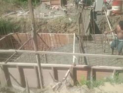 Babinsa Kawal Pengecoran Jembatan Perintis Desa Cot Bada