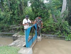 Babinsa dan Warga Cek Irigasi, Pastikan Pasokan Air Sawah Tetap Lancar