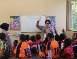 Melalui Honai Belajar, Ops Damai Cartenz Kenalkan Dunia dan Tata Surya kepada Anak-anak di Tembagapura, Timika, Papua Tengah