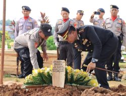 Polres Metro Bekasi Kota Gelar Upacara Persemayaman dan Pemakaman Dinas AKP (Alm) Sugiarto, SH