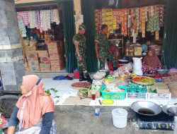 Dari Lapak ke Lapak, Babinsa Pantau Harga Kebutuhan Pokok Warga
