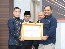 Hadiri HUT ke-6 JMSI dan HPN 2026, Pangdam XIX Tuanku Tambusai Terima Pin Emas Mitra Strategis Kebangsaan