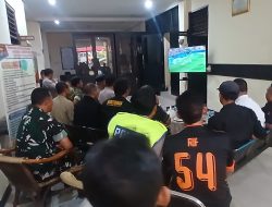 Nonton Bareng Piala Dunia, Kapolsek Bekasi Barat Pererat Sinergitas Bersama TNI dan Warga
