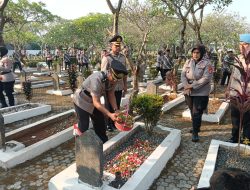 Mengenang Jasa Pahlawan, Polres Metro Bekasi Kota Gelar Upacara Ziarah dan Tabur Bunga Jelang HUT Bhayangkara ke-80