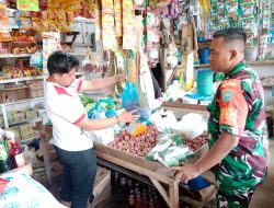 Babinsa Datangi Pasar, Pantau Harga Bahan Pokok