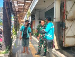 Sambil Menyelam Minum Air, Sambangi Warga Babinsa Kemlayan Ngobrol Santai Dengan Juru Parkir