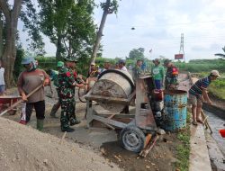 Sinergi TNI Dan Warga, Babinsa Kelurahan Sentul Dampingi Pengecoran Jembatan Beton Garuda Sungai Cari