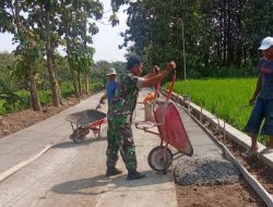 Babinsa Terjun ke Lokasi Cor Jalan, Wujudkan Akses Desa yang Lebih Baik