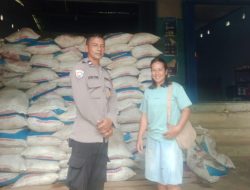 Momen Humanis di Jelimpo: Saat Petani Ambil Pupuk, Polisi Datang Membawa Himbauan dan Senyuman