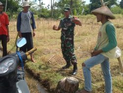 Dukung Ketahanan Pangan, Babinsa Kaweron Bersama Poktan Ngudibogo III Rencanakan Kerja Bakti Irigasi