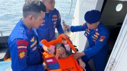 Kapal Patroli Jadi Penyelamat, Polairud PMJ Evakuasi Lansia Sakit ke Puskesmas