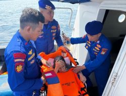 Kapal Patroli Jadi Penyelamat, Polairud PMJ Evakuasi Lansia Sakit ke Puskesmas