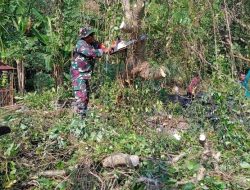 Wujud Kepedulian Lingkungan Yang Sehat, Babinsa Joyotakan dan Warga Kerja Bakti Makam Pandangan